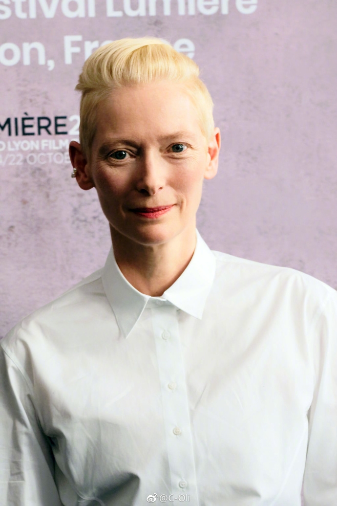 组图:蒂尔达·斯文顿现身气场摄人 开心拍照签名亲和力十足