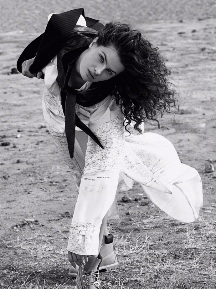 组图:超模伊莎贝莉登时尚杂志 黑白搭配展个人魅力