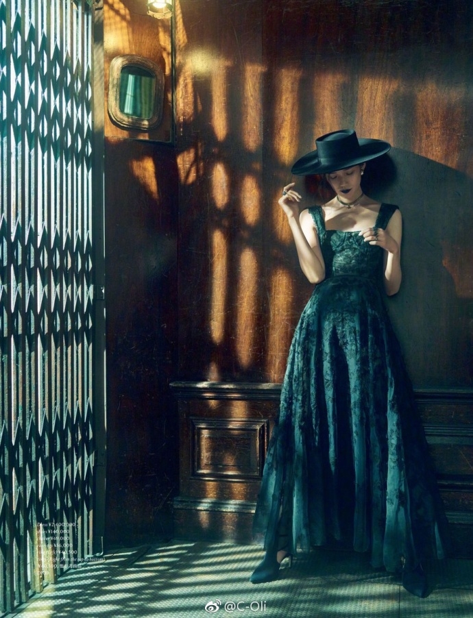 组图:冈本多绪双封面曝光 变身黑暗女神魅力十足