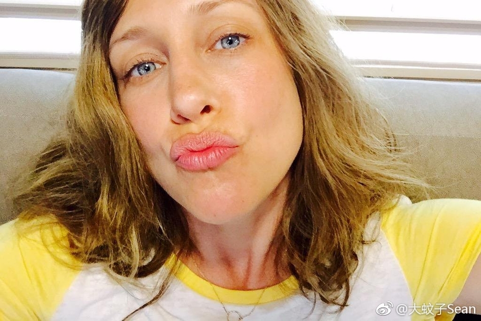 新浪娱乐讯 近日,有网友曝出维拉·法梅加(vera farmiga)一组自拍照
