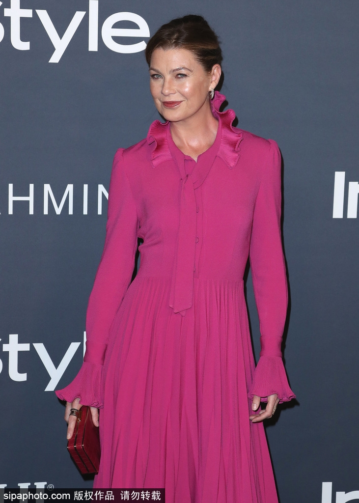 组图女星艾伦旁派亮相穿粉色美裙娇艳吸睛