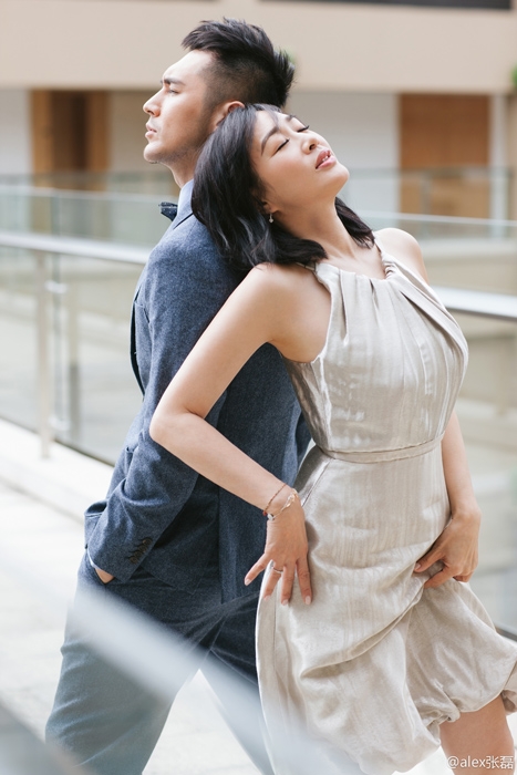 组图:撒狗粮!钟丽缇张伦硕亲密依偎拍大片