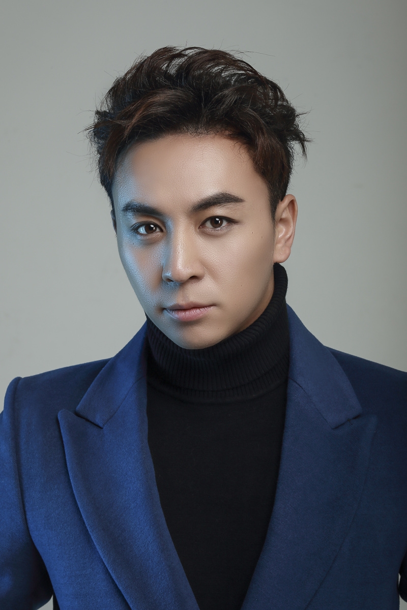 新浪娱乐讯 近日,释小龙曝光一组最新写真,照片中释小龙身穿蓝色风衣