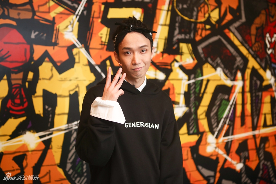 你的男孩tt接受新浪娱乐专访 造型随性嘻哈范儿足
