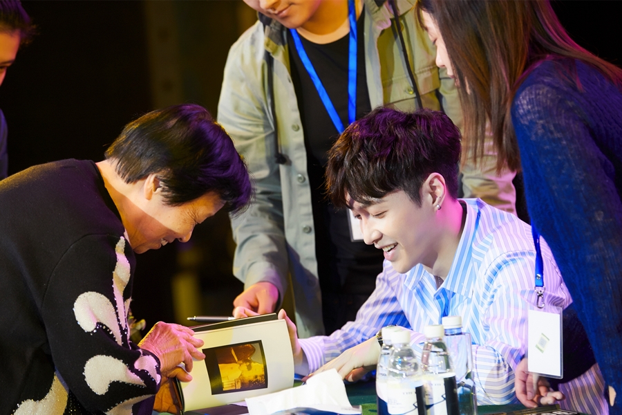 张艺兴长沙签售为粉丝即兴作曲 宠粉力max