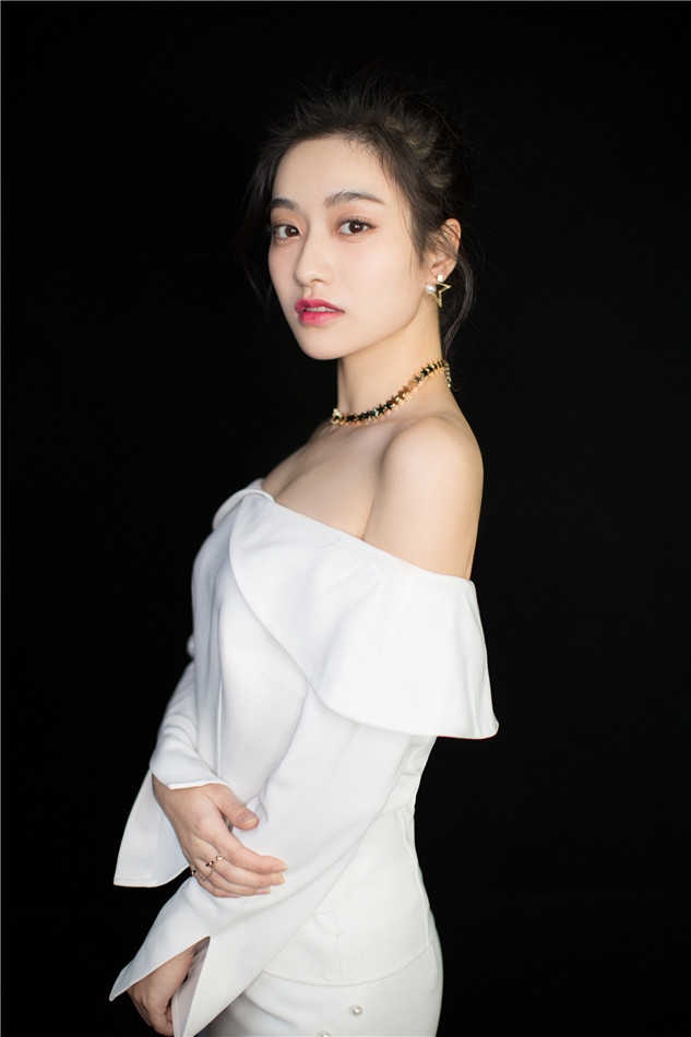 组图:孙雪宁曝光最新写真 大秀香肩尽显妩媚迷人