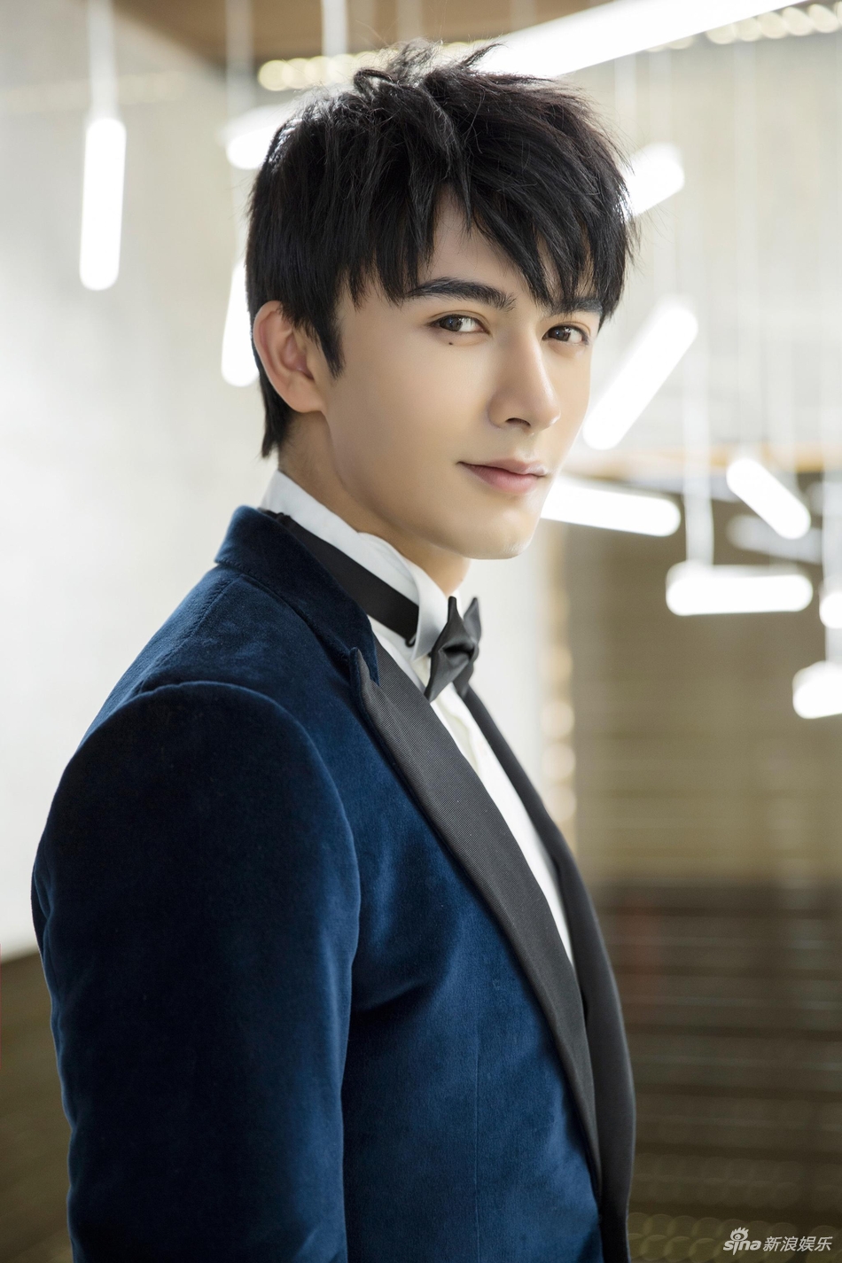 组图:绅士的魅力!米热西装笔挺帅气迷人