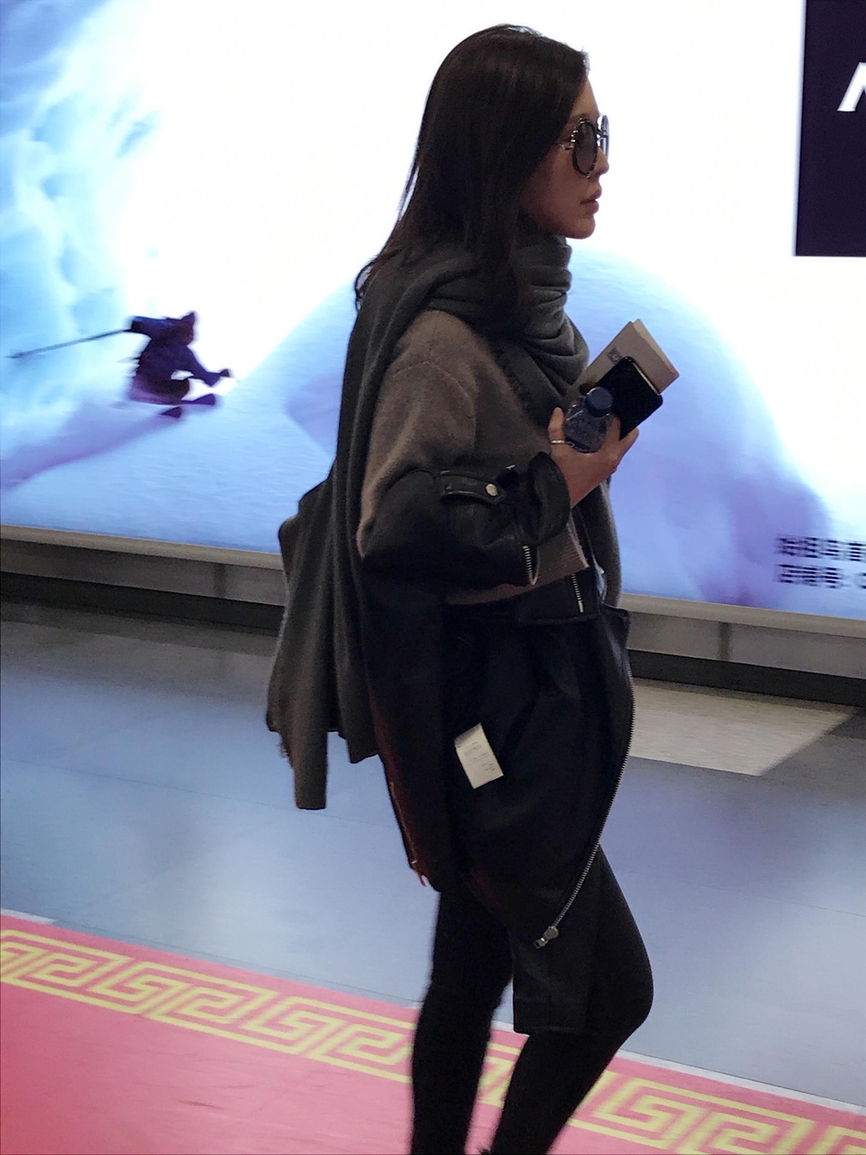 组图:田朴珺现身机场 休闲装扮帅气随性