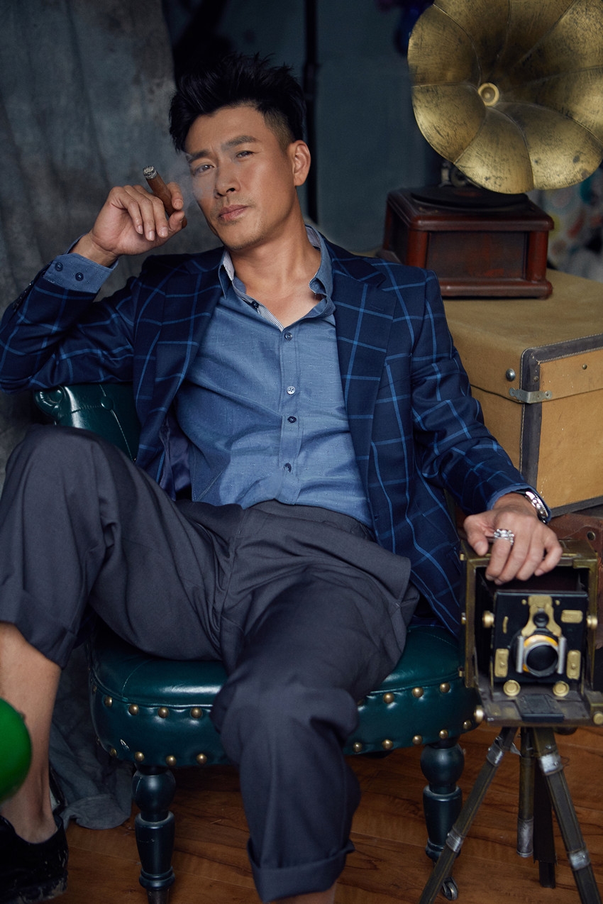 组图:孙玮写真大片曝光 变身商界精英霸气十足