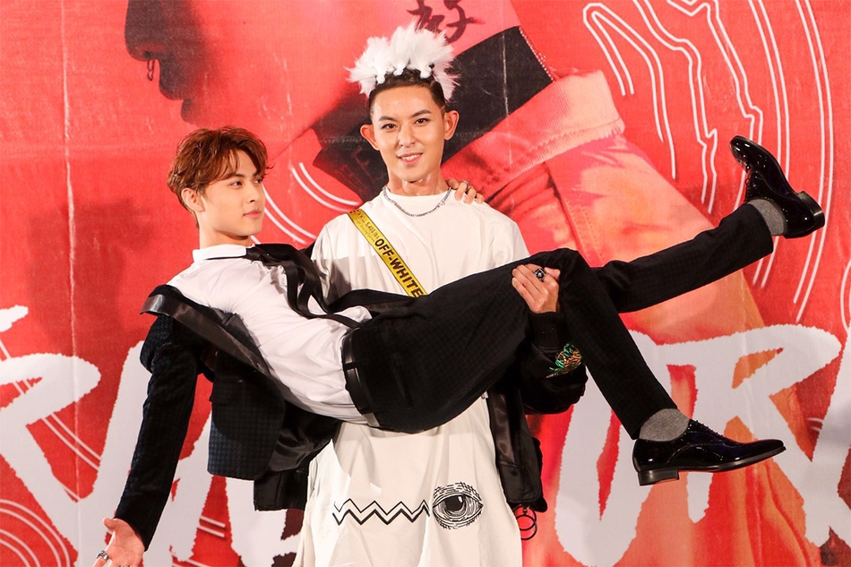 敖犬王子棒棒堂后首合体 大玩亲亲上演公主抱