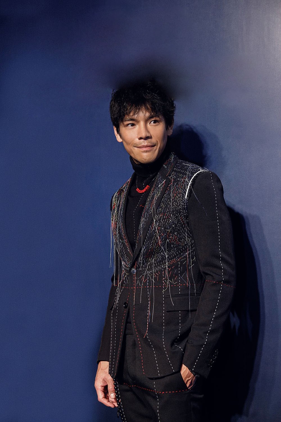 组图:向佐亮相某品牌活动 亲涂口红男友力max