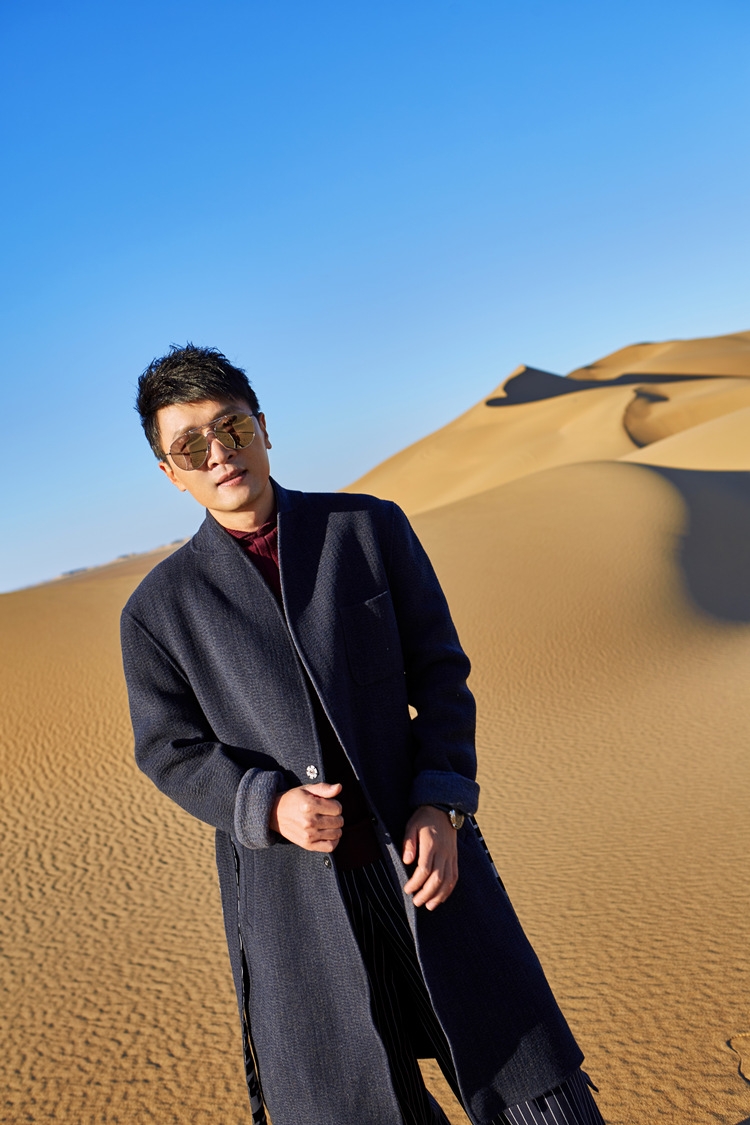 组图:樊凡沙漠照上线 墨镜凹造型线条感足尽显硬朗风范