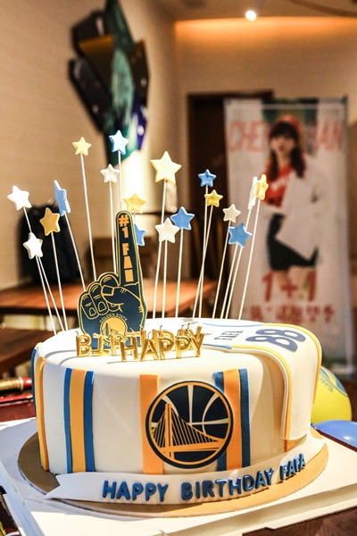 组图:库里空降送祝福 陈意涵秒变勇士队最幸福球迷