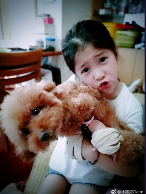 组图:徐婧荧萌娃颜值气质双赢 合影杀手初长成