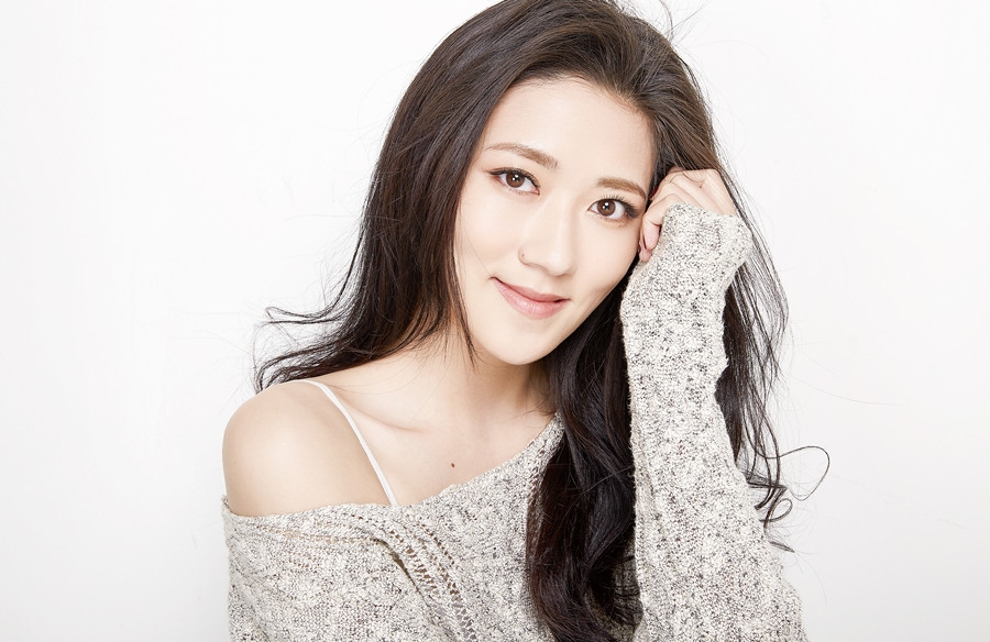 组图:殷寒雪曝个人写真 小性感小狂野刚刚好