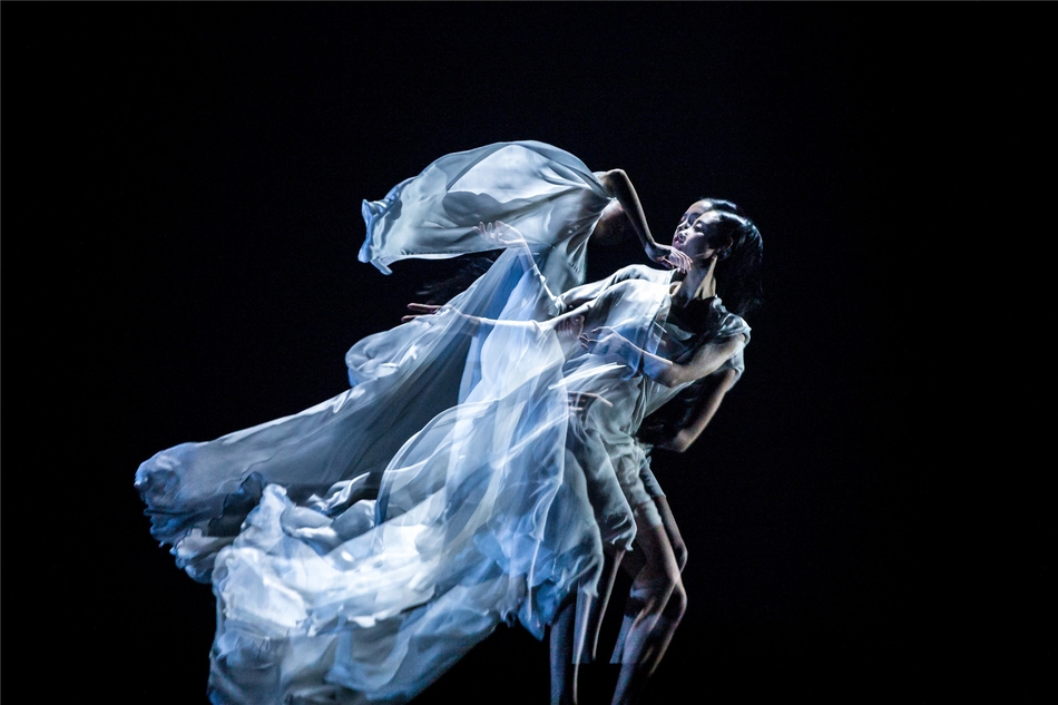 舞者华宵一舞台写真曝光 光影交叠中尽显东方气质