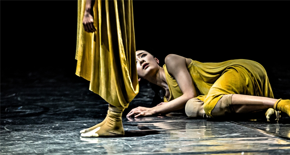 组图舞者华宵一舞台写真曝光光影交叠中尽显东方气质