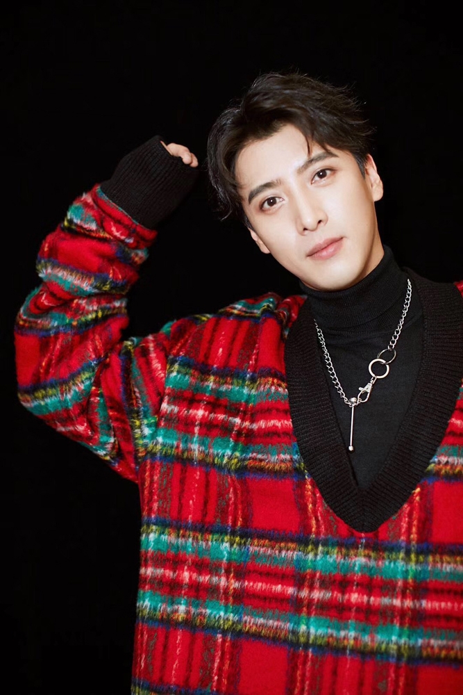 组图:应昊茗出席发布会 潮装加身帅气尽显