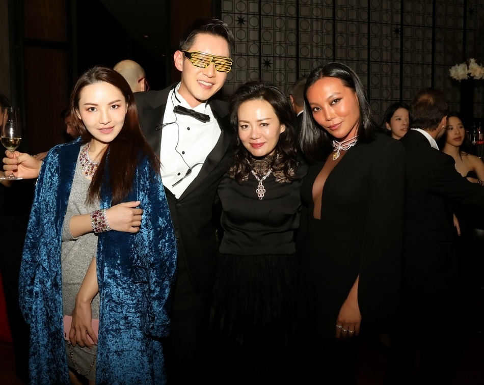 组图:陈正飞出席珠宝盛宴 获众美女簇拥合影眼镜抢镜