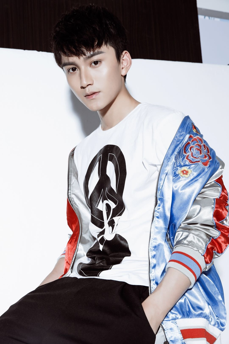 组图:丁宇佳最新时尚大片 "括弧笑"挑逗人心