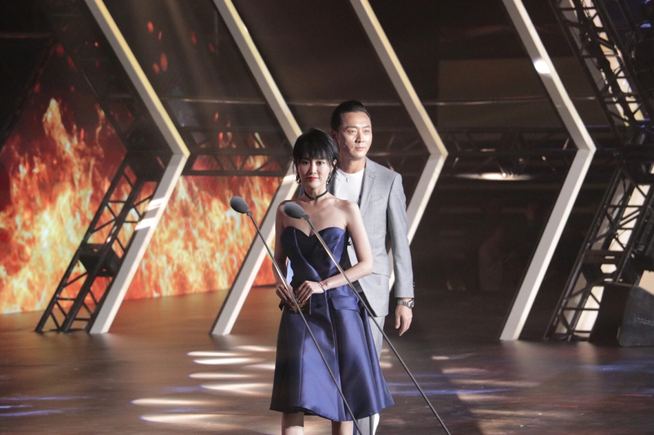 组图:尹姝贻出席粉丝盛典 性感冷艳变蓝精灵