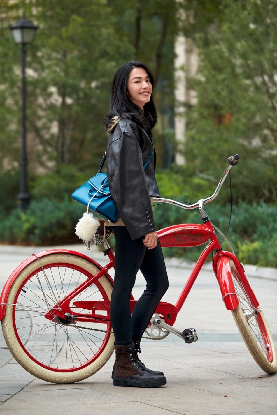 组图:姚晨活力单车写真 明朗笑容温暖冬日