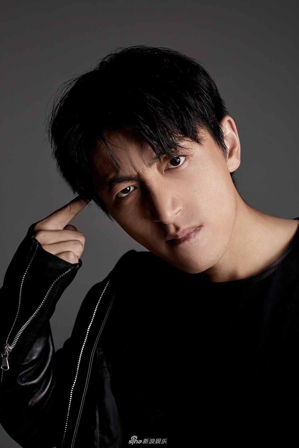 组图:白客全新写真曝光 亮眼酷帅新形象