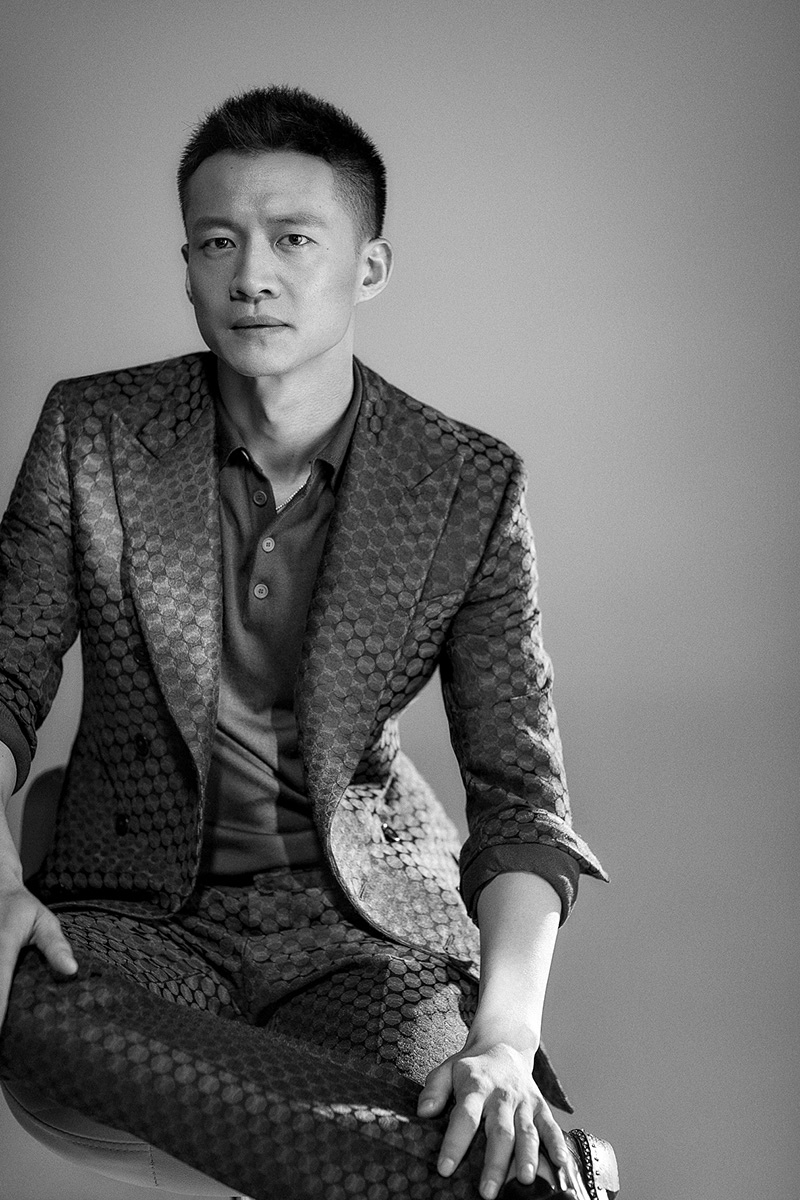 22 13:59:54 2 / 5 新浪娱乐讯 近日,演员唐曾首度曝光一组黑白调写真