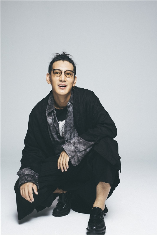 组图:蒲巴甲写真独具风格 造型抢眼转战时尚咖