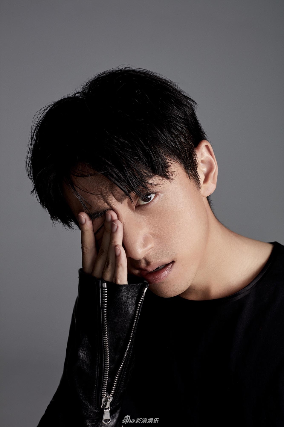 组图:白客全新写真曝光 亮眼酷帅新形象