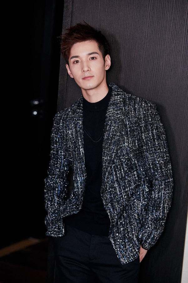 何奉天亮相先生盛典 红毯秀气场全开超会穿