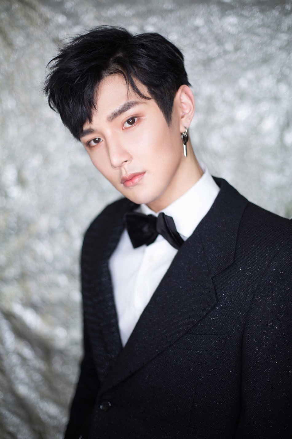 组图:人气偶像彦希亮相时尚盛典 低眸浅笑撩拨少女心