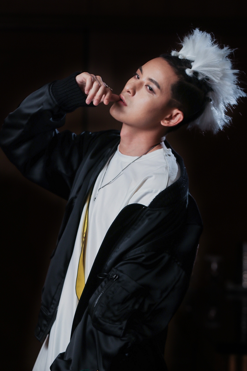 组图:敖犬"毽子头"写真曝光 一改往日风格眼神深邃