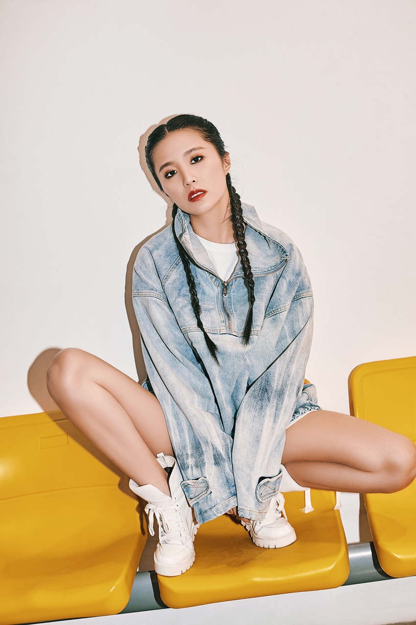 组图:邱箫婵变身街头嘻哈少女 潮范儿十足斩男感up