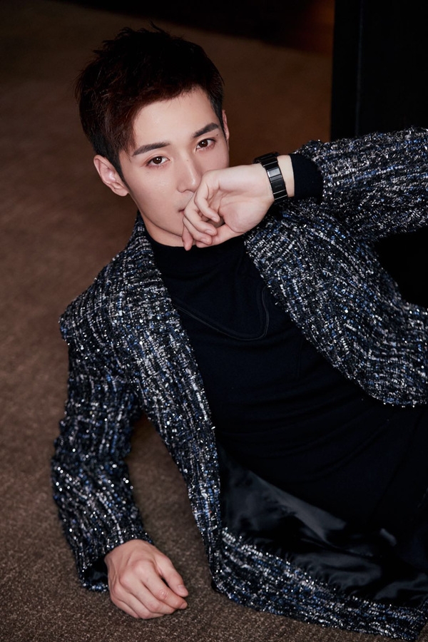 组图:何奉天亮相先生盛典 红毯秀气场全开超会穿