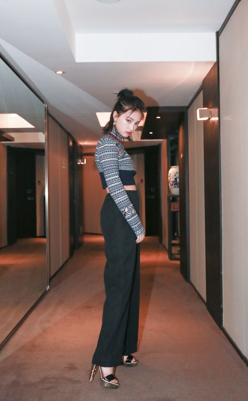 组图:黄灿灿小露蛮腰出席时尚盛典 长腿吸睛诱惑力max