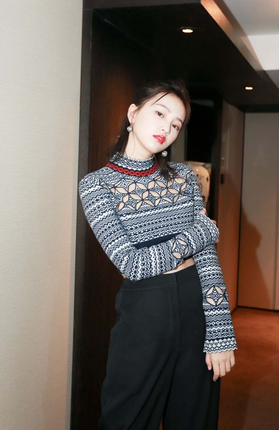 组图:黄灿灿小露蛮腰出席时尚盛典 长腿吸睛诱惑力max