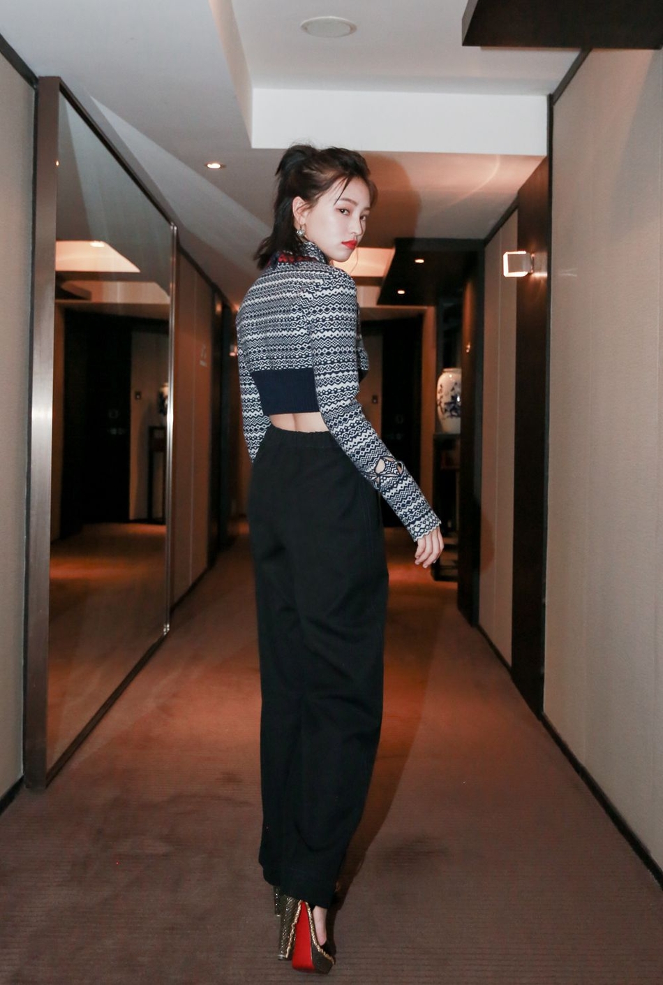 组图:黄灿灿小露蛮腰出席时尚盛典 长腿吸睛诱惑力max