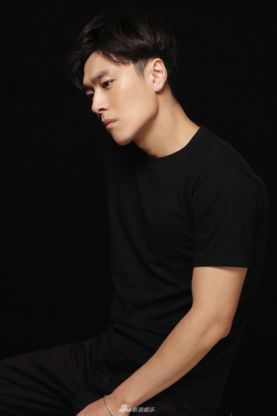 组图:匡牧野黑白质感写真曝光 挡不住的男友力