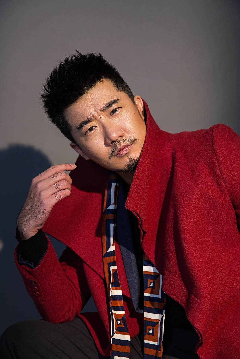 组图:刘名洋写真雅痞不羁 质感有型尽显英伦绅士范儿