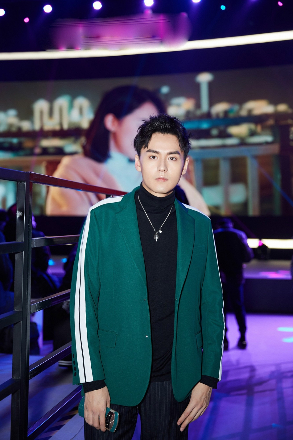 新浪娱乐讯 昨日,青年演员金禹伯受邀出席某品牌发布会,身穿限量款