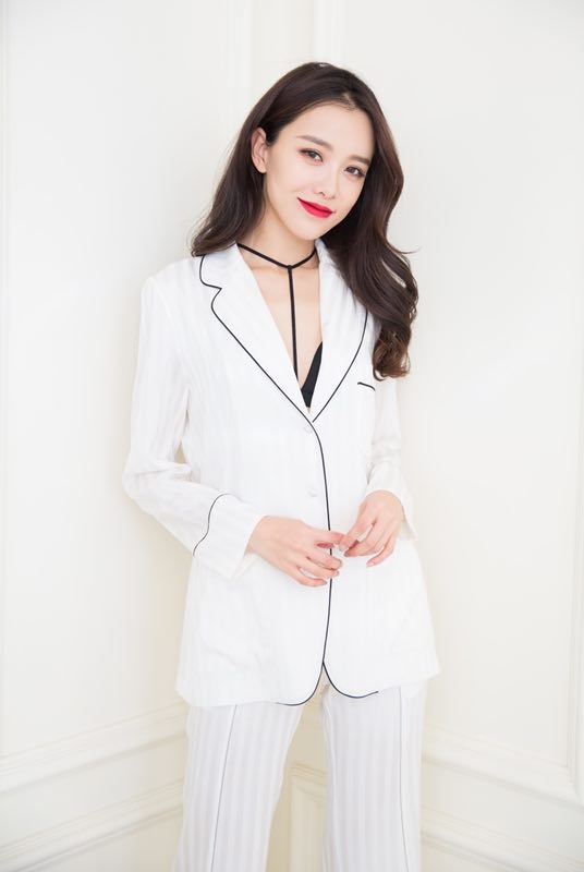 组图:黄一琳秋冬时尚写真发布 睡衣style冷艳动人