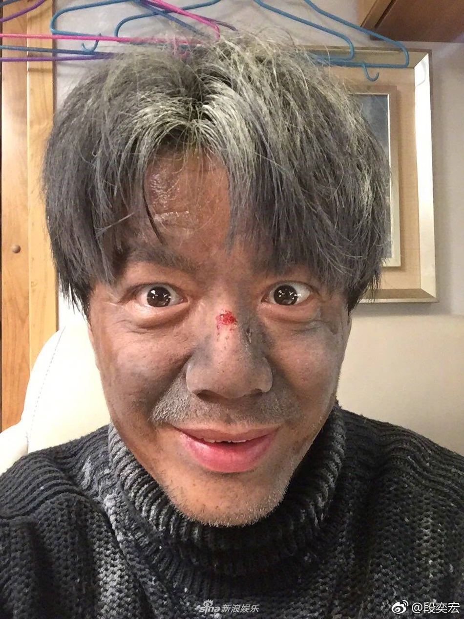 段奕宏曝搞怪"吃土"自拍 逗趣互动引网友狂笑