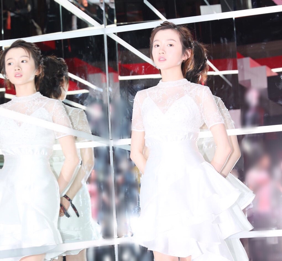 组图:李浩菲灵气动人 简约白裙仙范十足