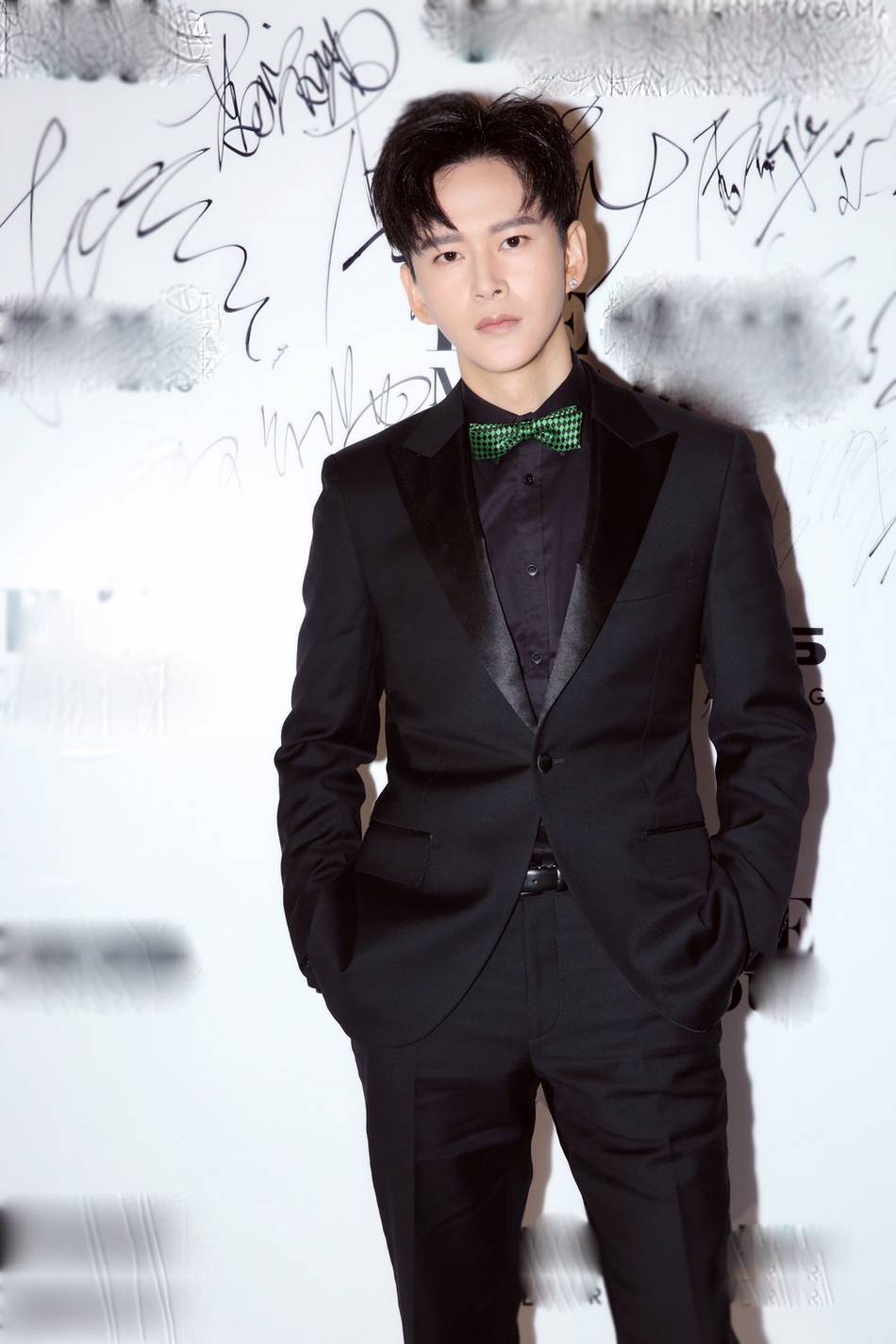 新浪娱乐讯 近日,实力演员黄宥明(原名:黄明)出席某时尚盛典,西装加身