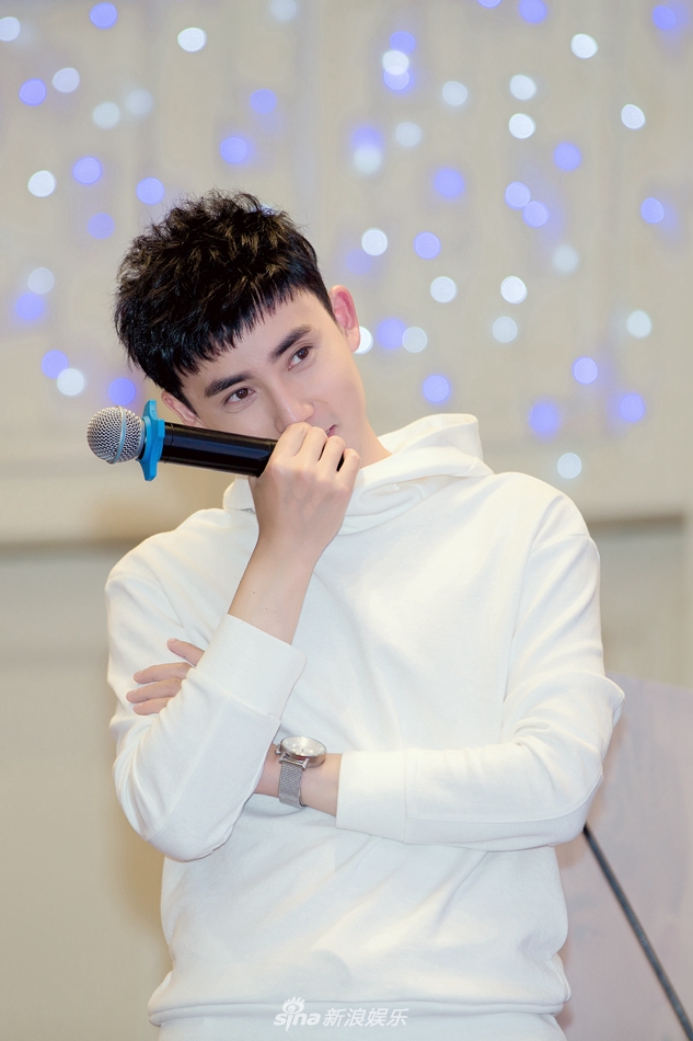 组图:张睿粉丝会花式宠粉 献唱《一剪梅》大秀模仿功力