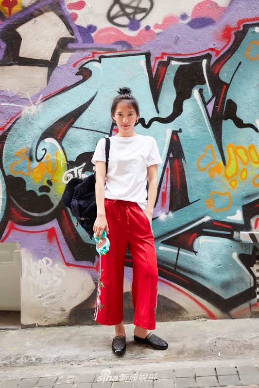 组图秦子越香港涂鸦街头现身休闲装束率性出镜