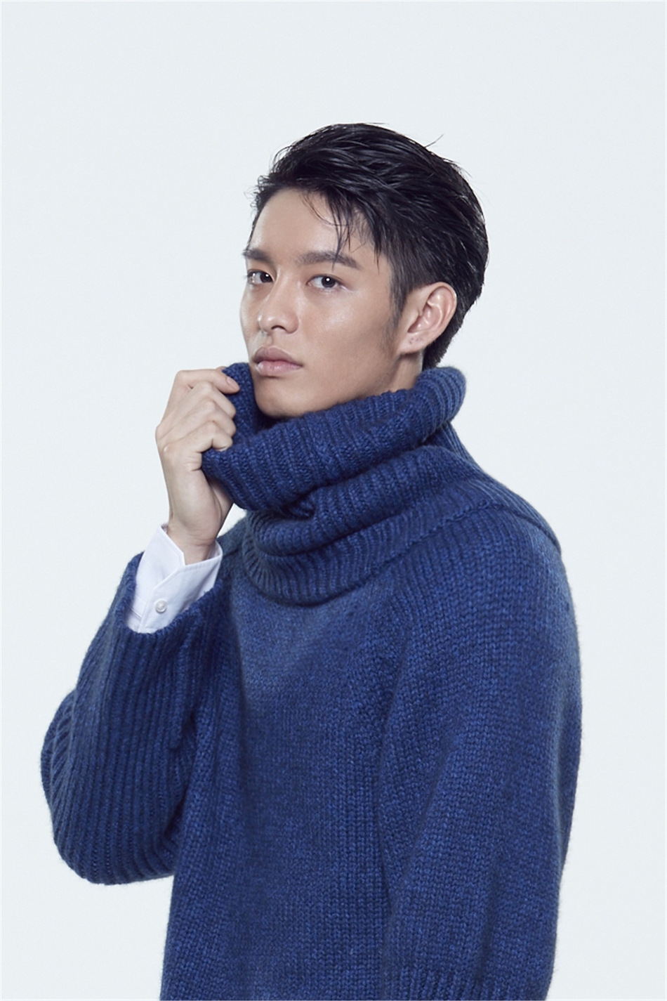 新浪娱乐讯 新生代演员曹佑宁曝光一组低调风写真,干净利落的一身黑色