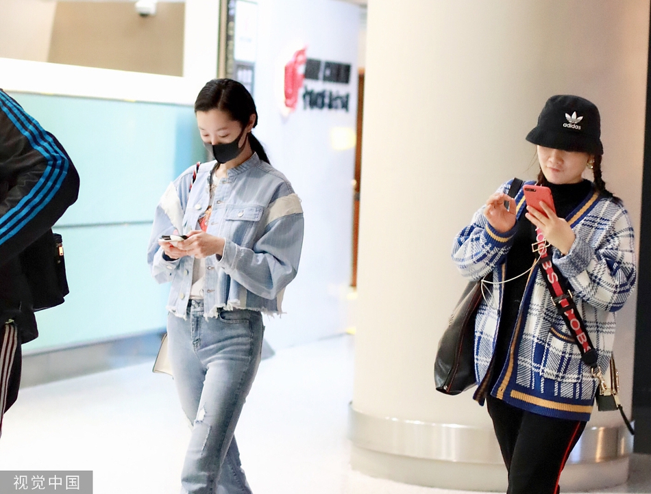 组图:宋轶口罩遮素颜玩手机 与助理有说有笑毫无明星架子