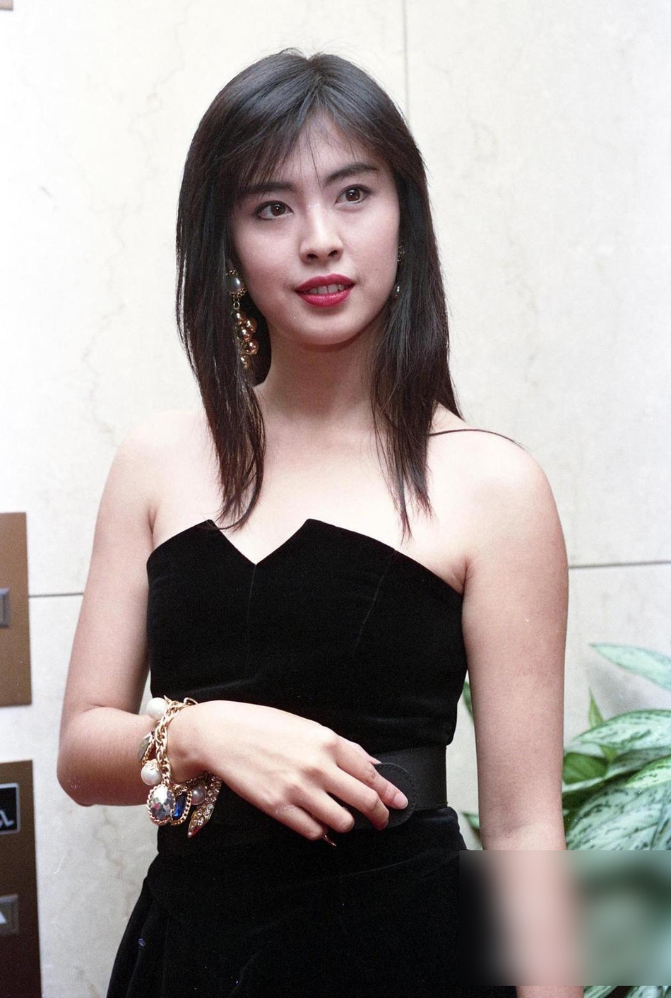 组图:52岁王祖贤餐厅独自就餐 头戴墨镜长发披肩颜值气质在线